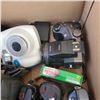 Image 4 : ASSORTED VINTAGE POLAROID AND 35MM CAMERAS