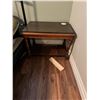 Image 1 : End table