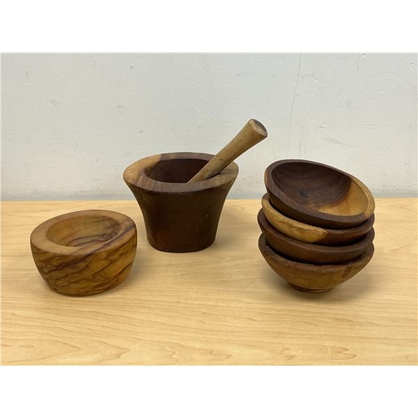 Nice Wooden Mortar & Pestle with 5 Smaller Wooden Bowls - mortar approx: 4.75"W & 3"T