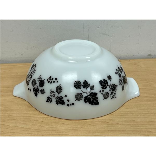 Pyrex Black Gooseberry 443 Cinderella Mixing Bowl 2.5 Qt. - very nice overall