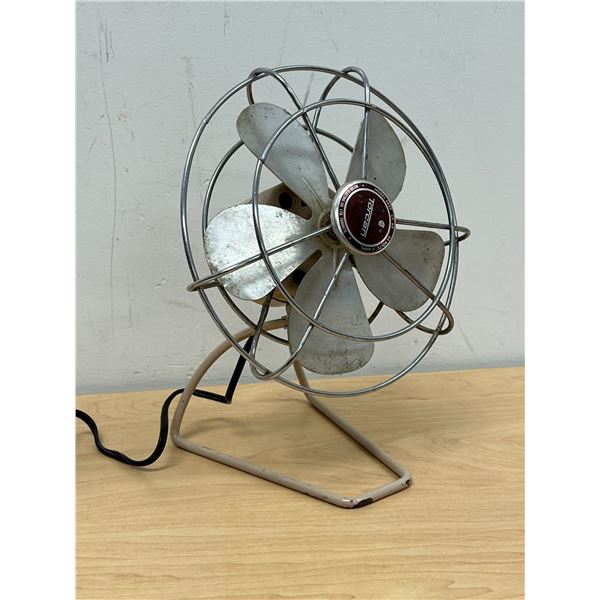 Vintage Torcan 886P Industrial Metal Desk Fan - 1 Speed, works off plug - Approx: 11"T 8"W