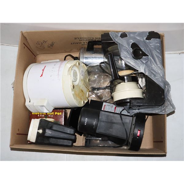 ESTATE BOX OF KITCHEN ITEMS AND A FLASHLIGHT