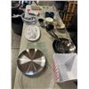 Image 1 : Assorted kitchen and decor