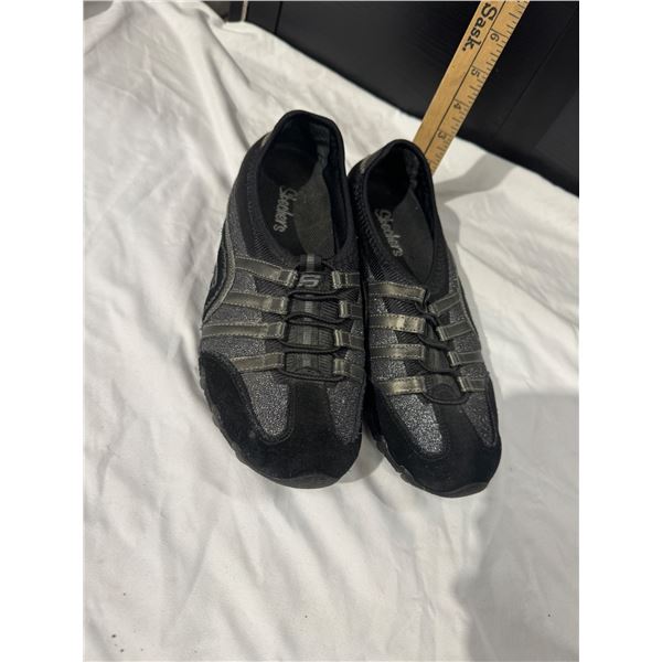 Black & silver sketchers size 8