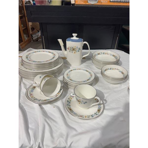 Box Royaldoulton Pastorale dishes & teapot