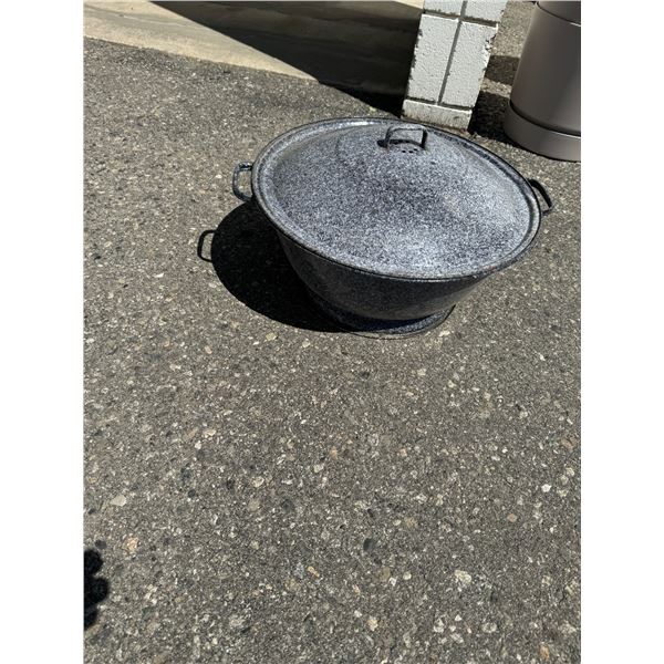 Tin enamel bowl with lid