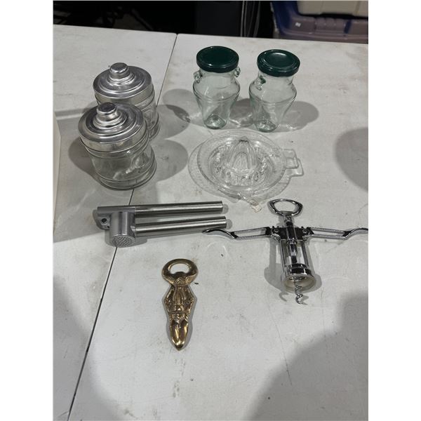 Glass juicer, garlic press and other kitchen items