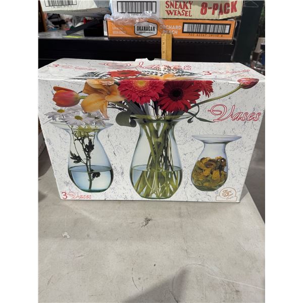 2 glass vases
