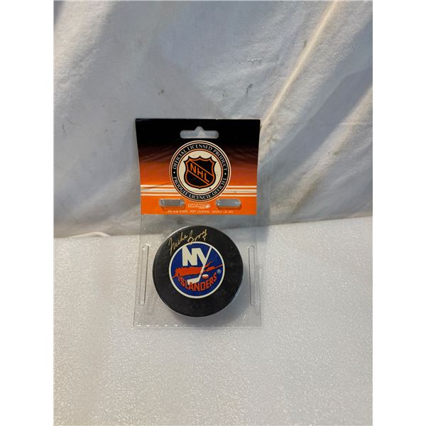 NY islanders puck