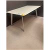 Image 1 : TABLE EN VITRE VERT-PALE A BASE METAL 40” x 71”