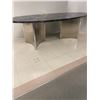Image 1 : TABLE EN FAUX-MARBRE OVALE 42” x 108”