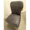 Image 2 : CHAISE EN CUIRE SIMILI BRUN