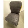 Image 2 : CHAISE EN CUIRE SIMILI BRUN