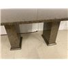 Image 2 : TABLE EN PIERRE MARBRÉ 40” x 80”