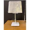 Image 1 : LAMPE DE TABLE 19” H