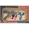 Image 1 : BOX WITH 6 ASSORTED WOOD CHISELS AND PALM