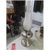 Image 4 : 2 Aladdin + Oil Lamps - 1 chimney missing
