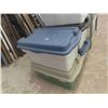 Image 2 : 5 Rubbermaid Totes with Hinged Lid 16"x 20" x 32" 