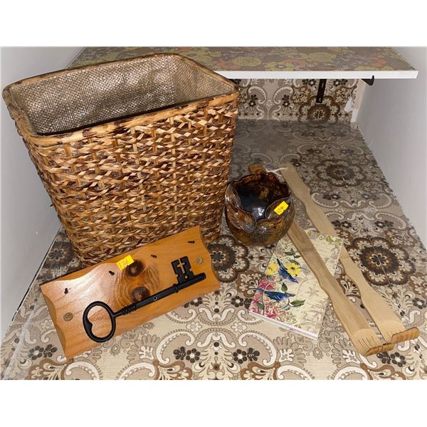 Woven Basket Decroative Wood Key Holder Pottery Back Scratcher Notebook