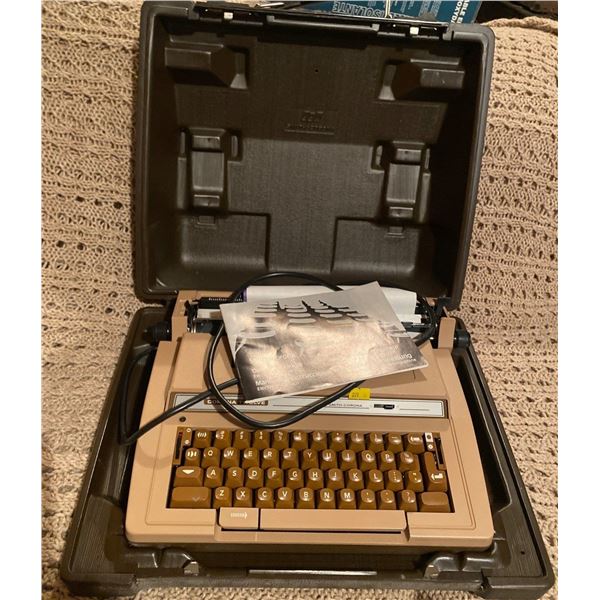 Smith Corona Vintage Type Writer w/ Carry Case
