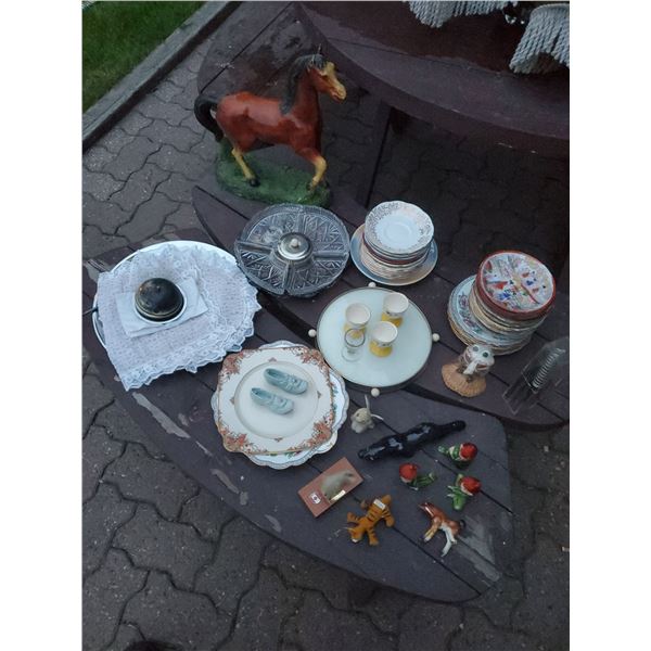 Glassware & Chalkware Horse