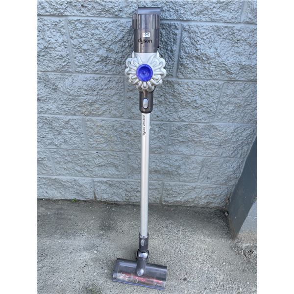 Lot of 1 Dyson v6 Stick Vacuum w/ Battery - Used