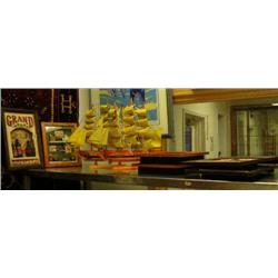 Lot of: 2 sailing vessels and 6 framed scenes (8888)