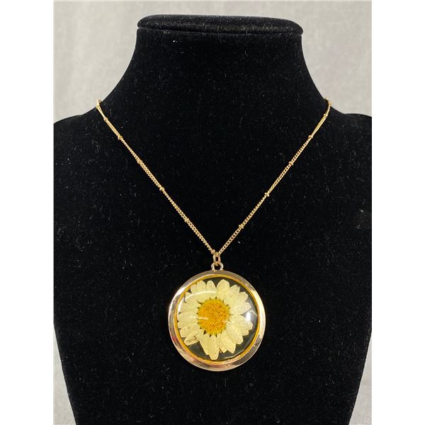 Lovely Gold Plated w/ Natural Flower Inlay Pendant & Chain Necklace