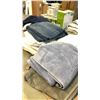 Image 2 : BATHROOM TOWELS AND FLOOR RUGS