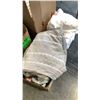 Image 2 : ASSORTED BED COVERS, DRAPES AND BATH TOWELS INCL. LACOSTE AND GLUCKSTEINHOME