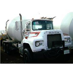 1986 MACK DM685S T/A MIXER TRUCK