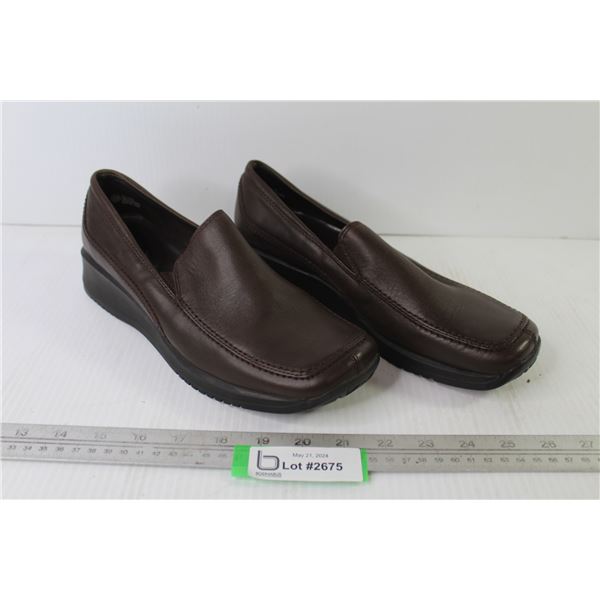 Gloria Vanderbilt Glide Shoes - Very Good Condition (size 9m)