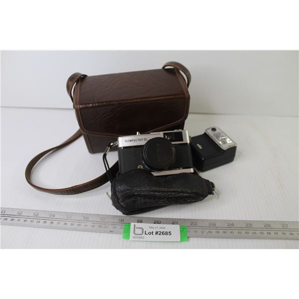 1969 Olympus Trip 35 Camera w/Flash in Hard Shell Case (working)