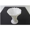 Image 2 : Milk Glass Vase (6 1/4" tall x 5 1/2")