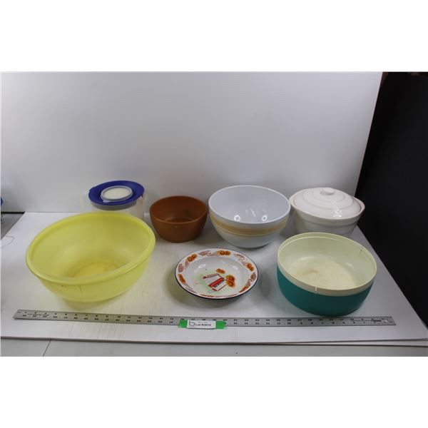 (6 pcs) Kitchen Ware - Mixing Bowls, Tupperware Pitcher w/Lid, Enameled Bowl