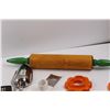 Image 5 : Various Kitchen Items - Scoop, Flipper, Garlic Press, Can Opener, Knife Sharpeners, Rolling Pin, Coo