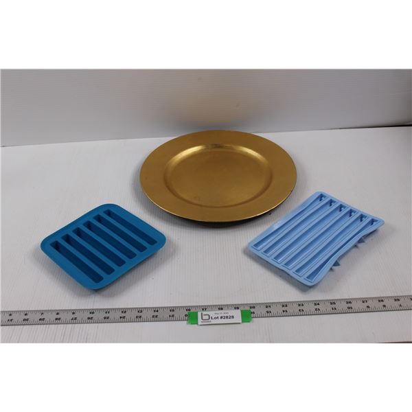 Decorative Plastic Plate & (2) Silicone Ice Molds