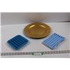 Image 1 : Decorative Plastic Plate & (2) Silicone Ice Molds