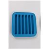 Image 2 : Decorative Plastic Plate & (2) Silicone Ice Molds