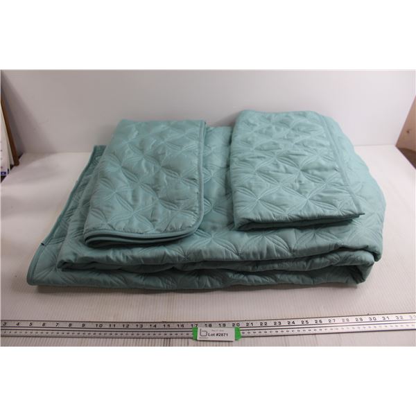 * Quilt, (2) Pillowcases