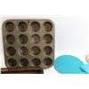 Image 6 : (6) Silicone Pot Holders, (4) Mini Muffin Tins, Misc.