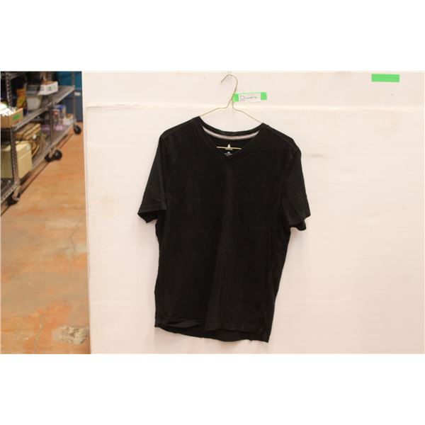 Boathouse Essentials Black V-Neck T-Shirt Men's Medium