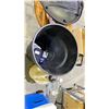 Image 2 : RUBBERMAID PORTABLE WASTE BIN & UTILITY JUG