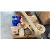 Image 2 : PALLET OF ASSORTED ITEMS INCLUDING; LAWN TOOLS, JERRY CANS & MORE