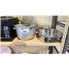 Image 2 : SHELF LOT OF ASSORTED ITEMS INCLUDING; RCA MICROWAVE, ROASTING PAN, POT AND MORE
