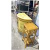 Image 2 : 2 DOOR PAINTED HALLWAY "D" TABLE AND WOODEN SIDE TABLE