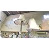 Image 2 : SHELF LOT OF 3 TABLE LAMPS AND GLOBE