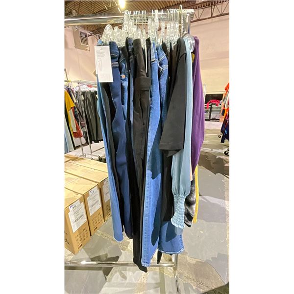 LOT OF MATERNITY CLOTHING INCLUDING; JEANS, LEGGINGS, SHIRTS AND MORE