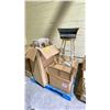 Image 1 : PALLET OF ASSORTED ITEMS INCLUDING; BAR STOOLS, WATERPROOF OUTDOOR FURNITURE COVERS AND MORE