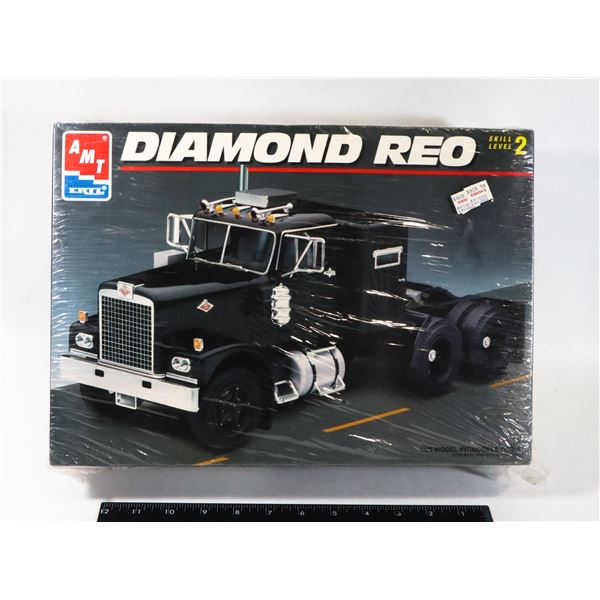 #950 AMT ERTL DIAMOND REO TRUCK 1:25 SCALE